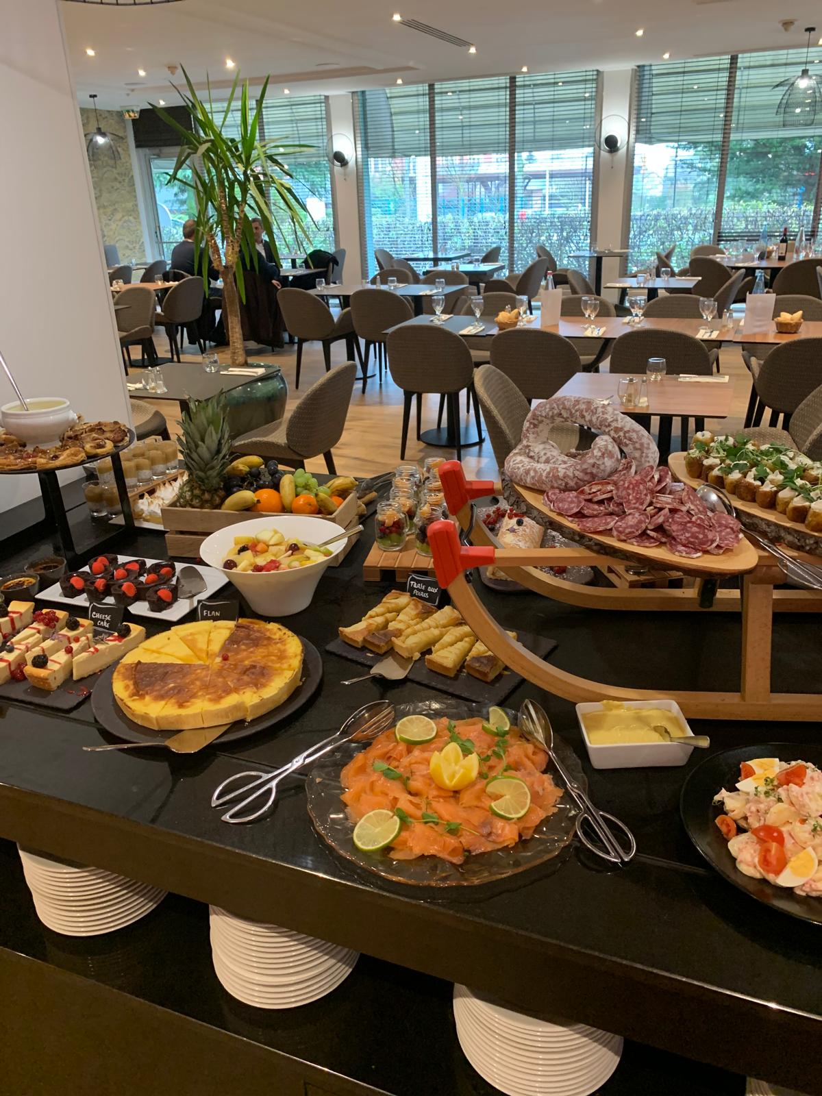 Buffet du brunch dominical — saumon fumé, charcuteries et pâtisseries