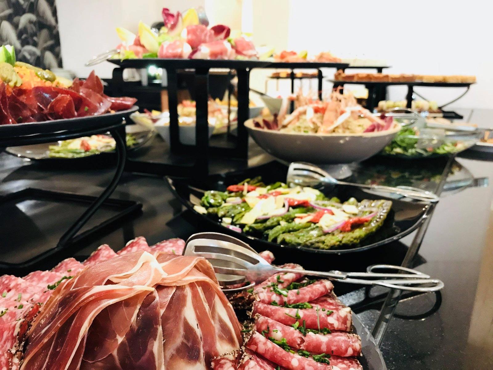 Plateau de charcuteries et salades fraîches