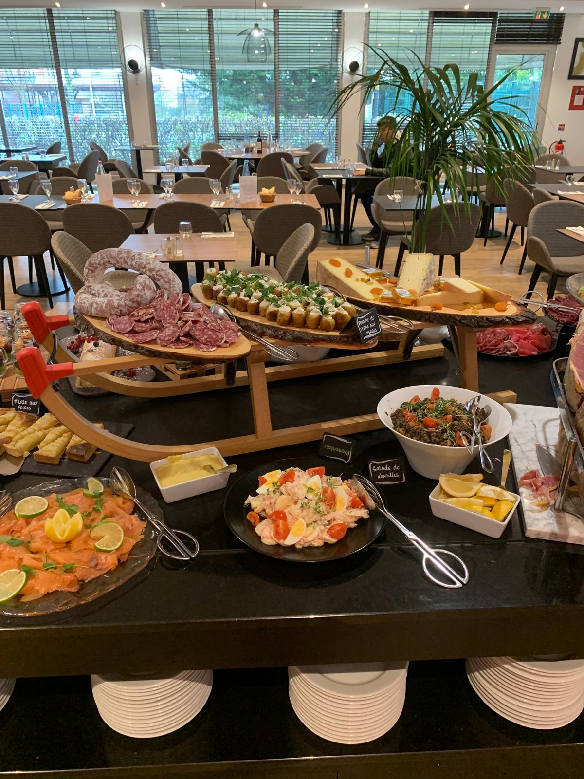 Présentation des charcuteries et fromages affinés