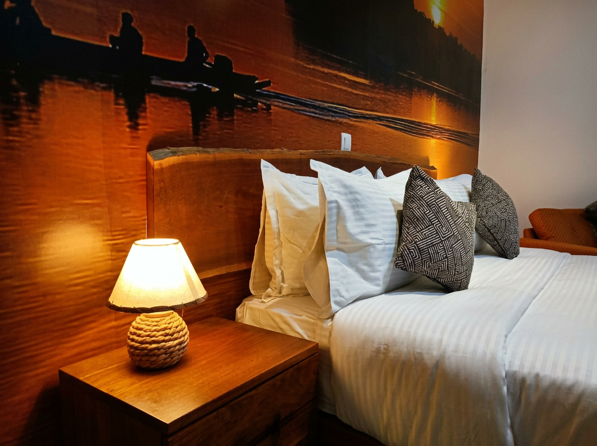 Détail de chambre, lampe et literie